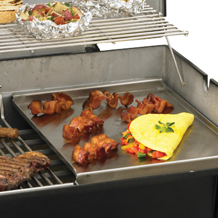 A cooking tray lets you cook smaller items with ease.